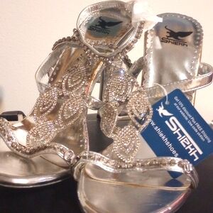 Here we go y'all Silver, with a splash of shimmer shining 🌟 diamonds laces body